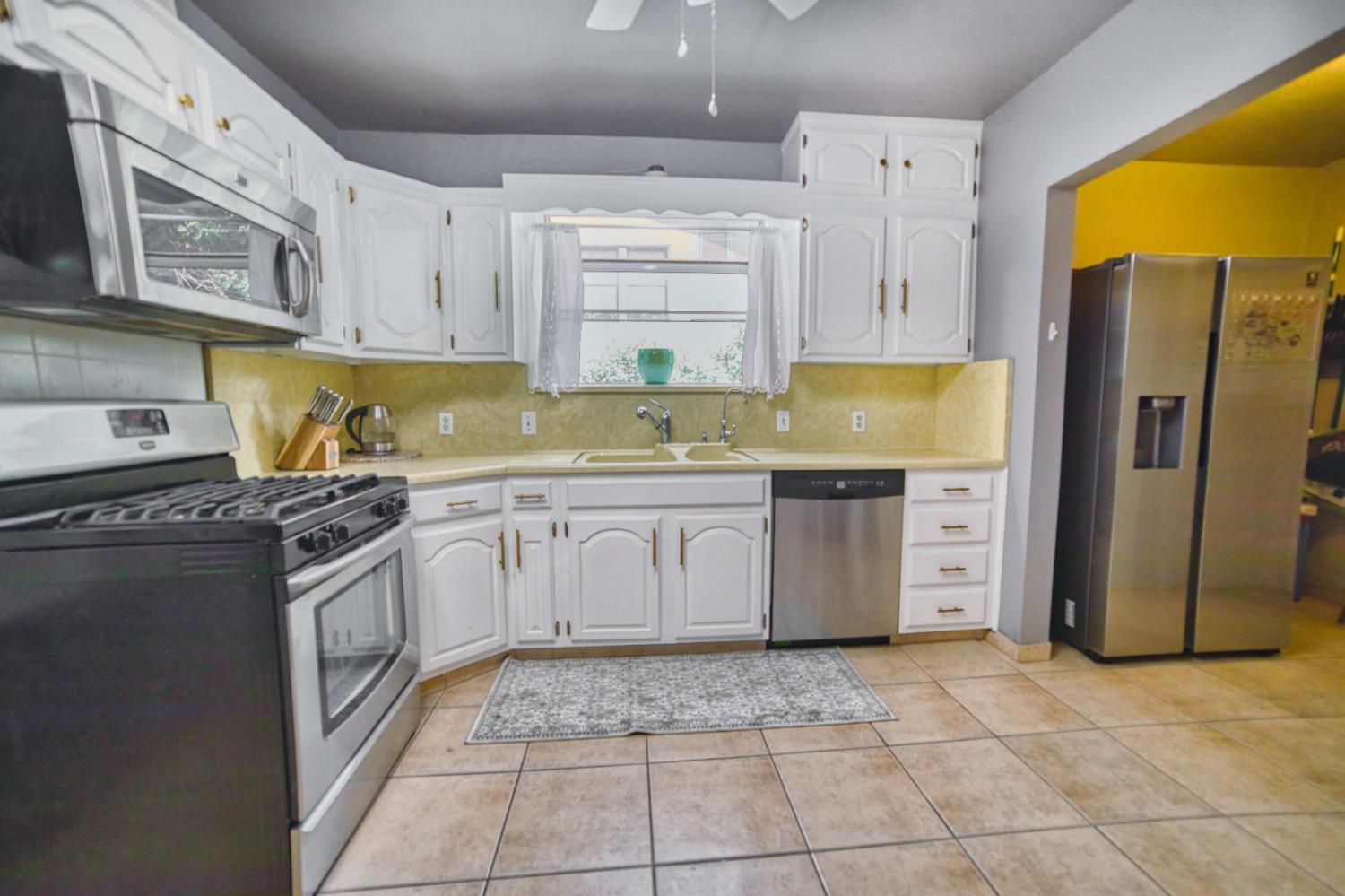 3626 E Huntington Blvd, Fresno, CA 93702