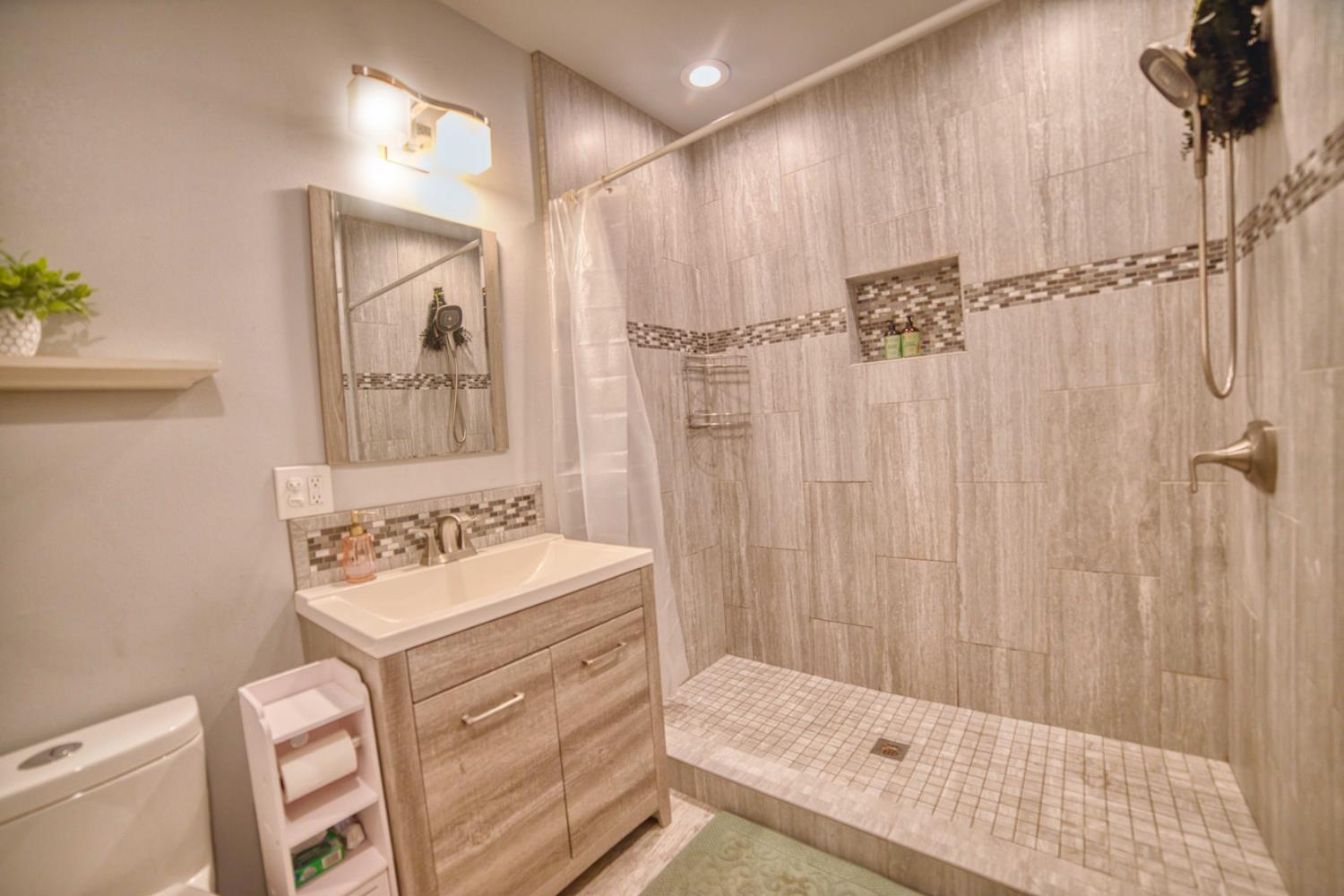 3626 E Huntington Blvd, Fresno, CA 93702