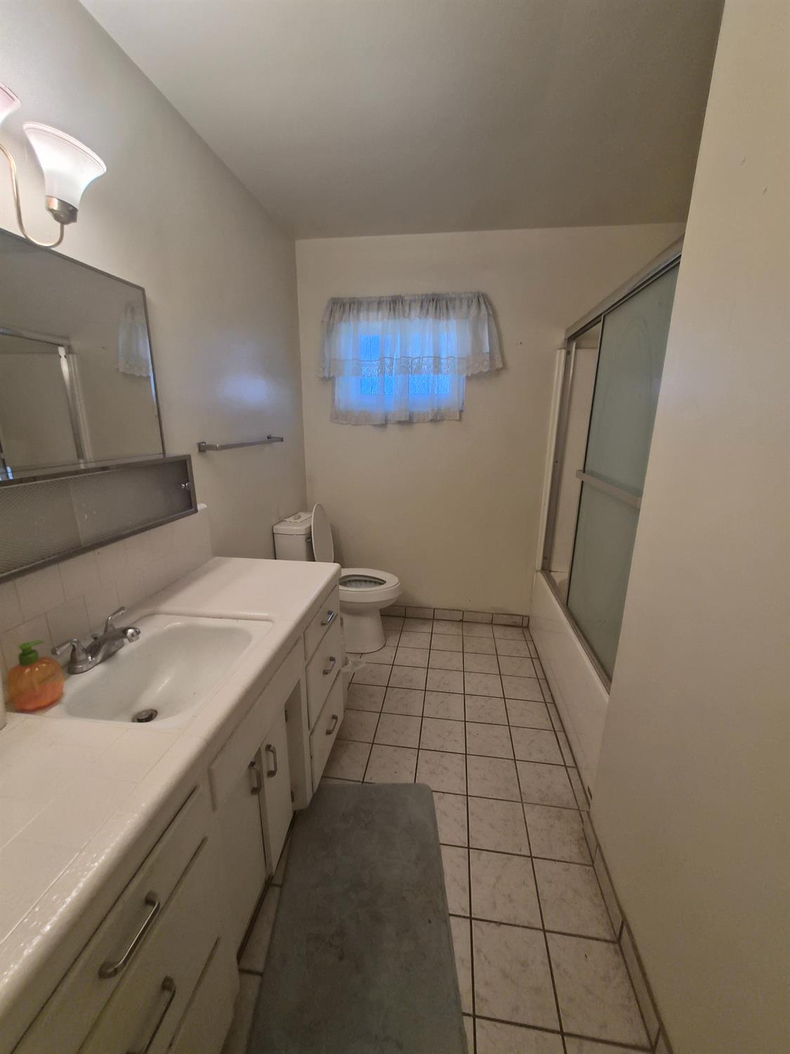 950 E mountian view Ave, Porterville, CA 93257