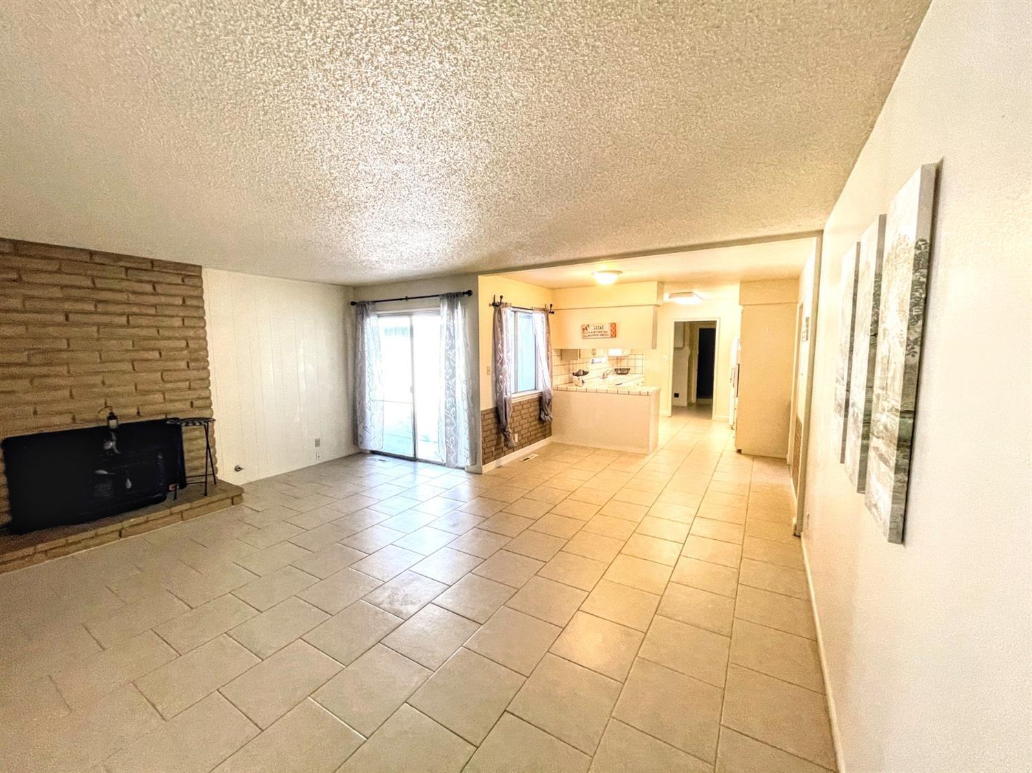 6471 N 1St St, Fresno, CA 93710