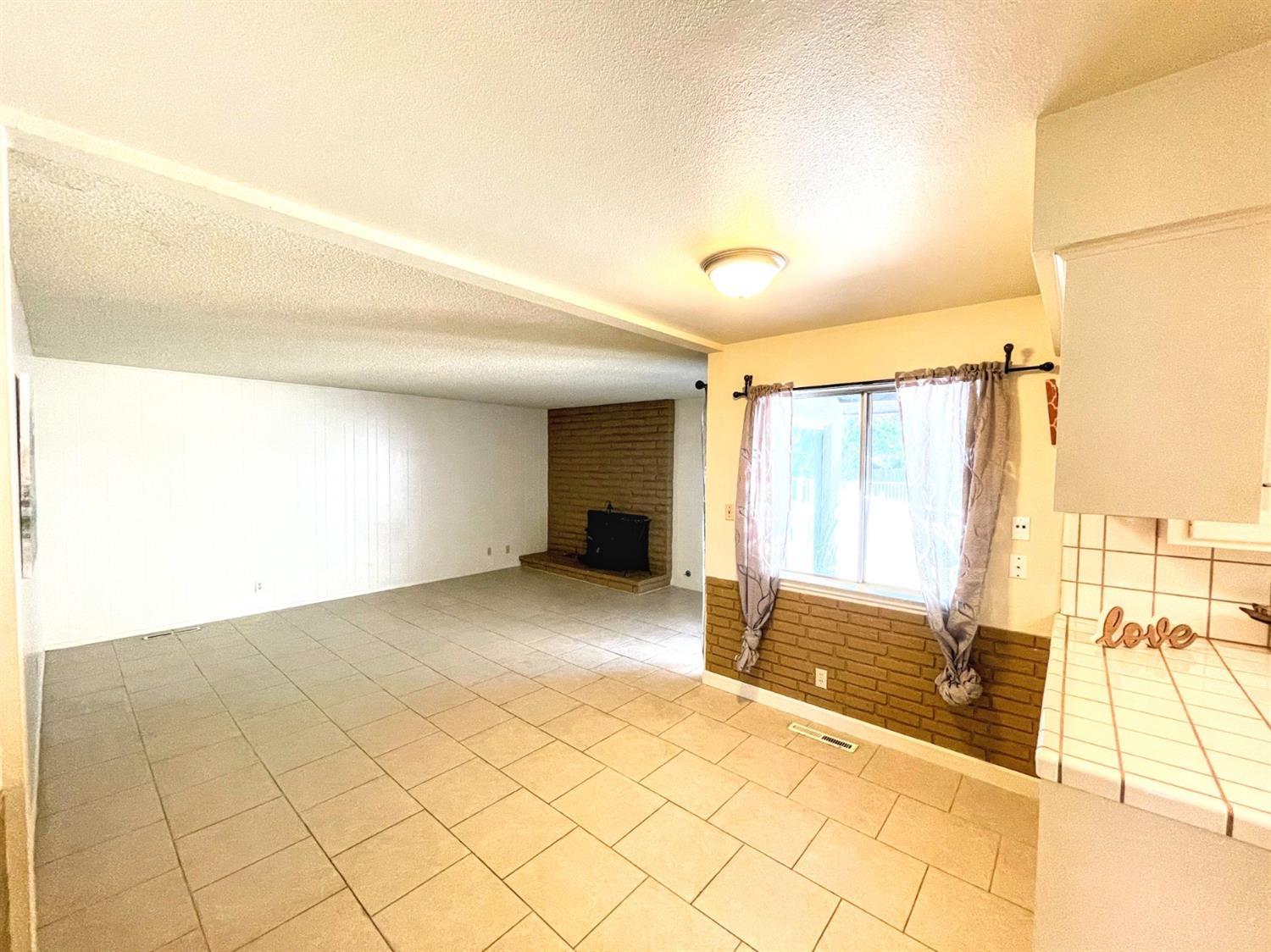6471 N 1St St, Fresno, CA 93710
