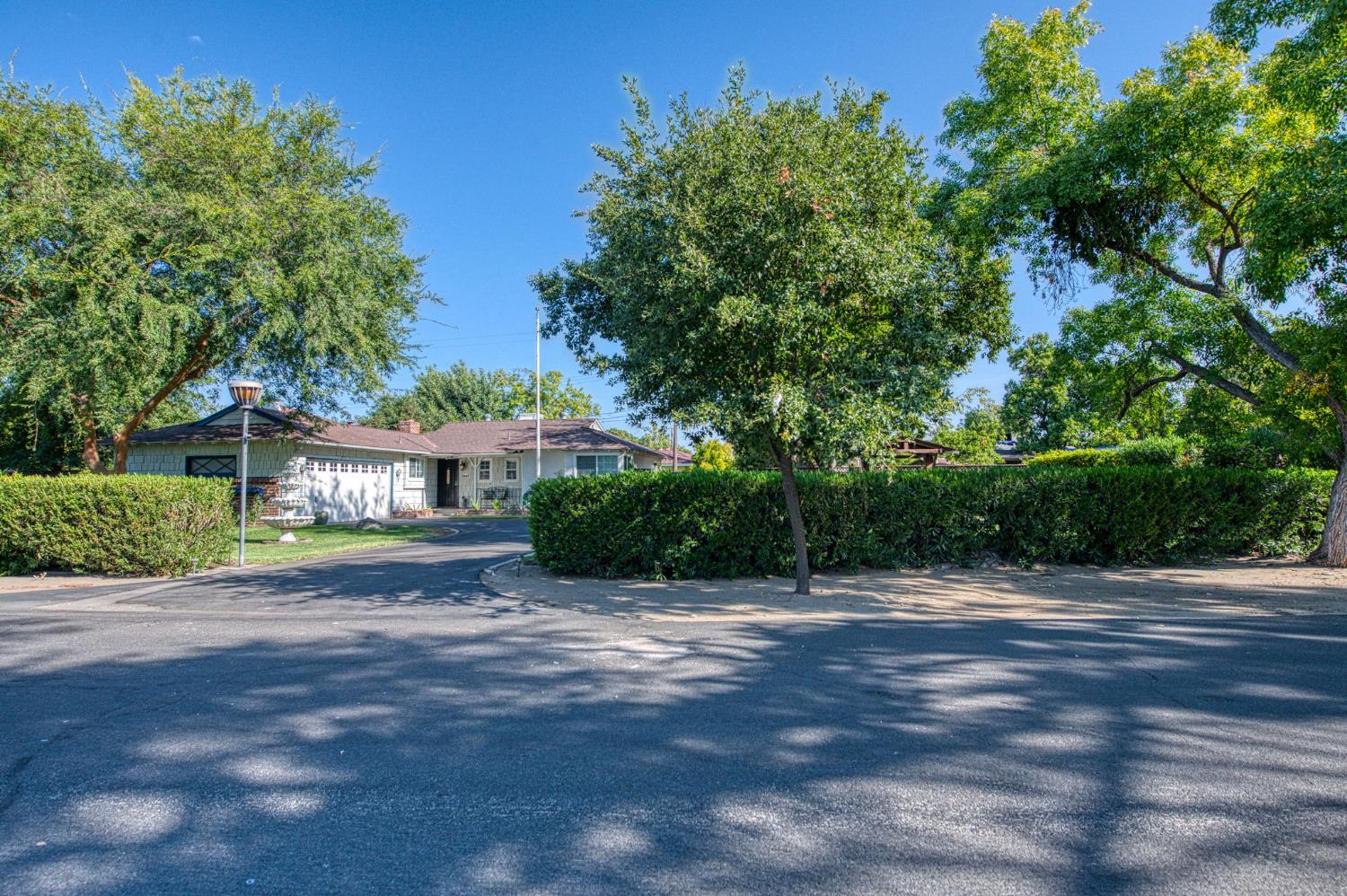 5437 E Buckingham Way, Fresno, CA 93727