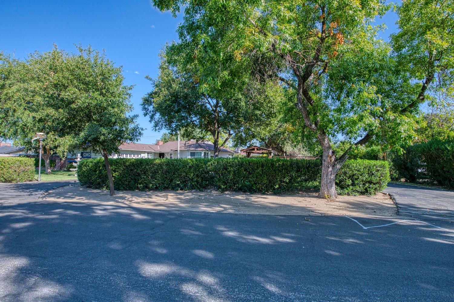 5437 E Buckingham Way, Fresno, CA 93727