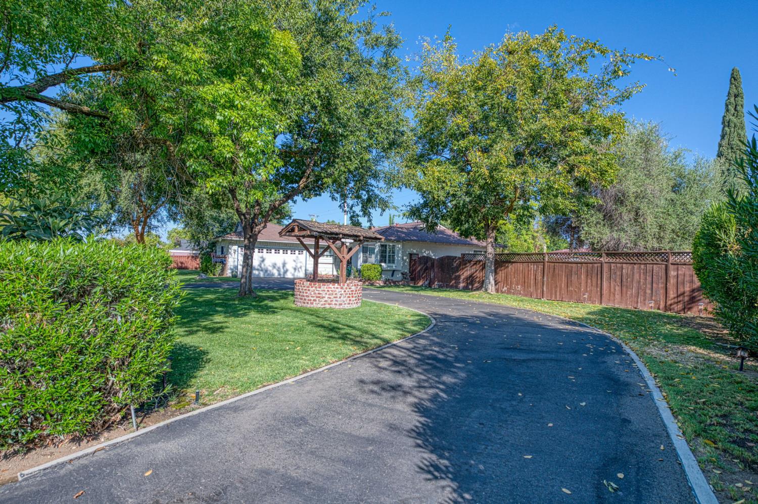 5437 E Buckingham Way, Fresno, CA 93727