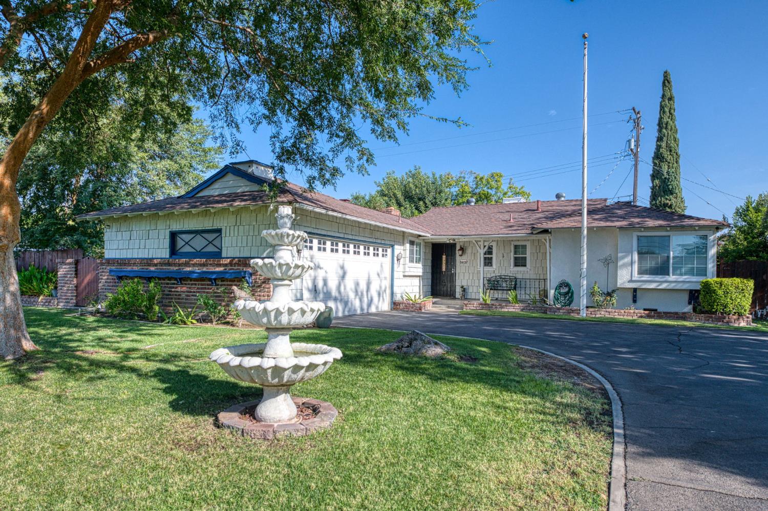 5437 E Buckingham Way, Fresno, CA 93727