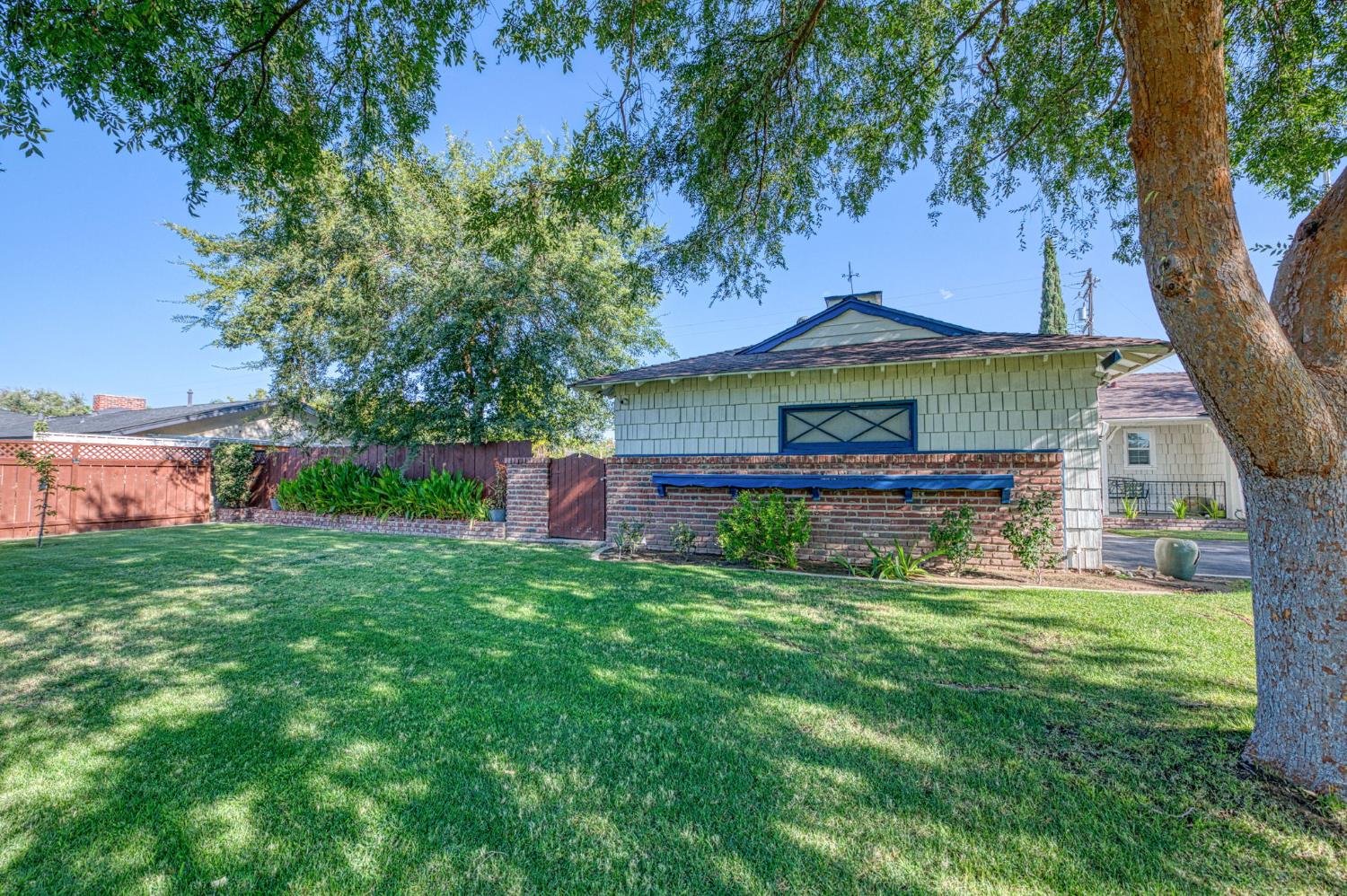 5437 E Buckingham Way, Fresno, CA 93727