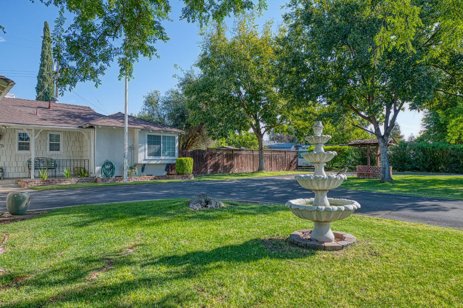 5437 E Buckingham Way, Fresno, CA 93727