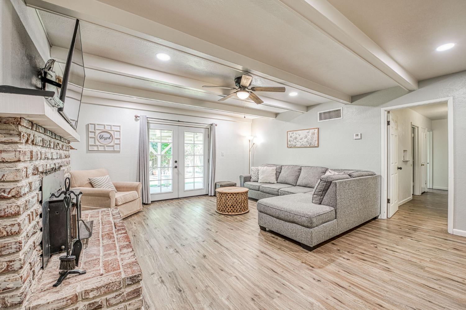 5437 E Buckingham Way, Fresno, CA 93727