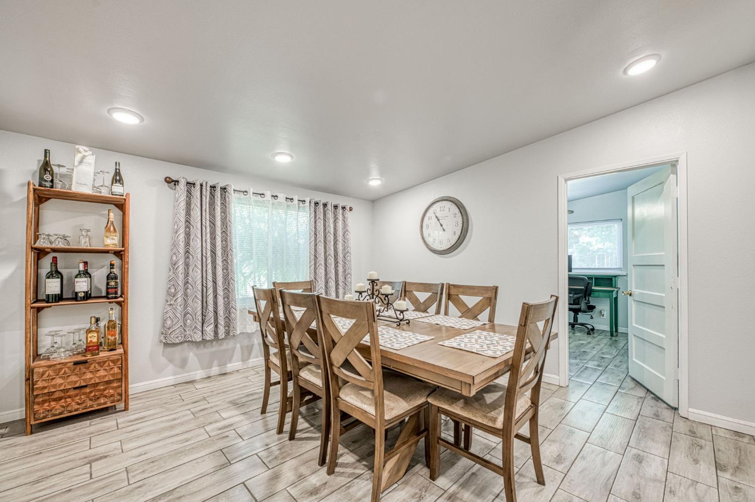 5437 E Buckingham Way, Fresno, CA 93727