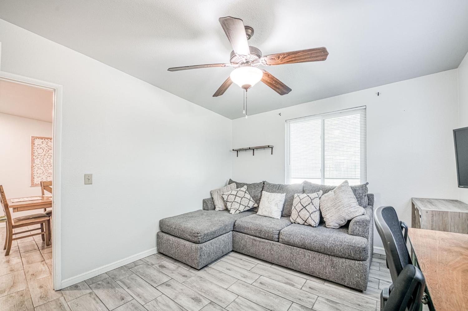 5437 E Buckingham Way, Fresno, CA 93727