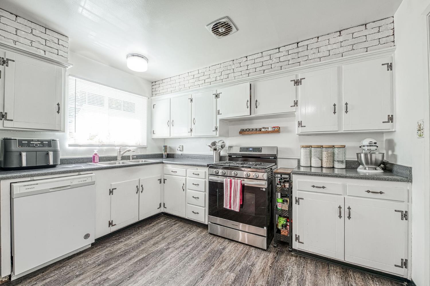 5437 E Buckingham Way, Fresno, CA 93727