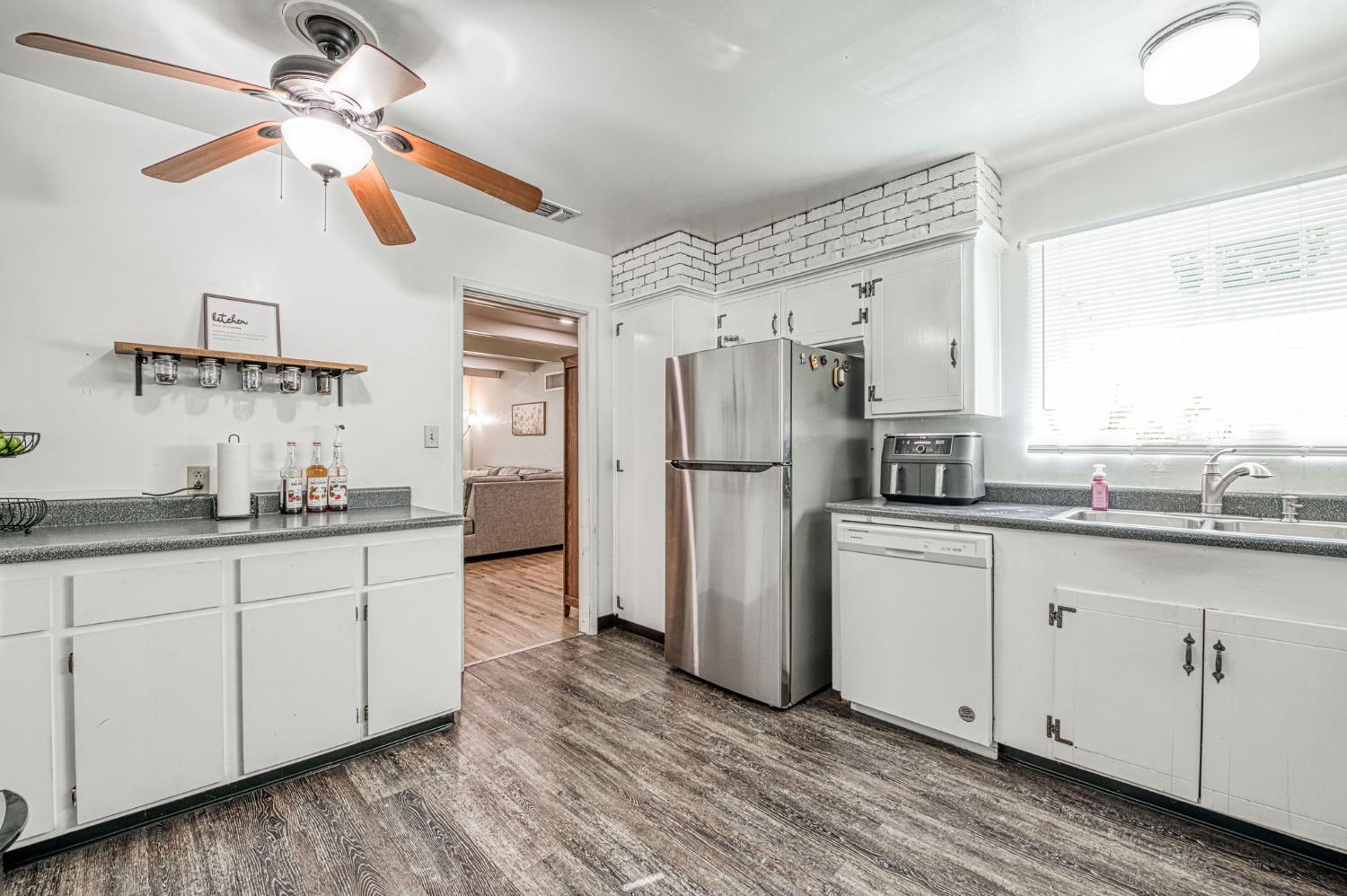 5437 E Buckingham Way, Fresno, CA 93727