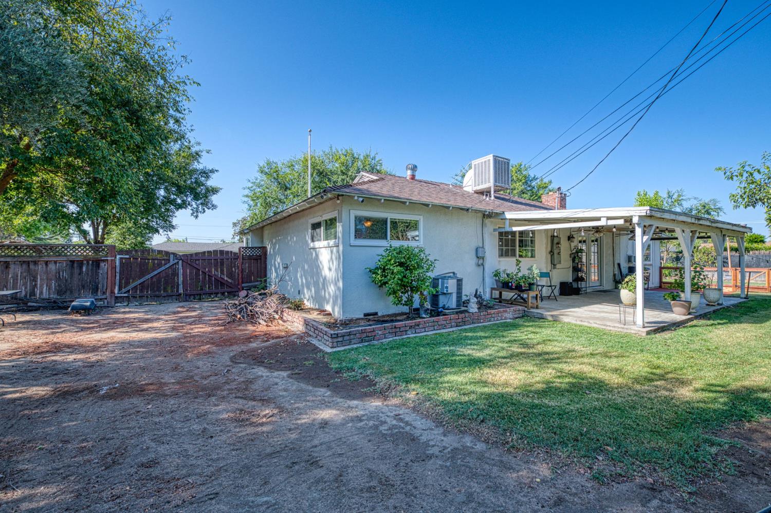 5437 E Buckingham Way, Fresno, CA 93727