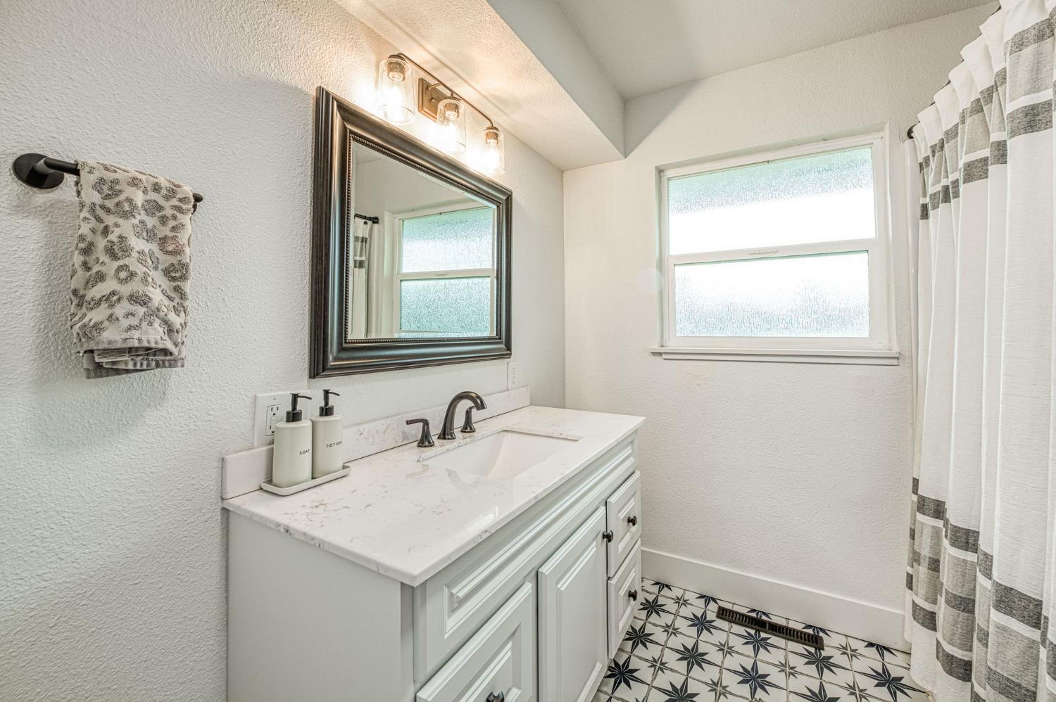 2828 E Fedora Ave, Fresno, CA 93726