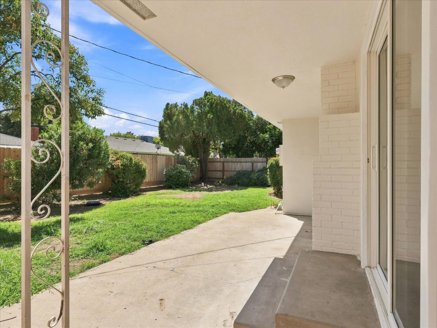 4668 N Bond Ave, Fresno, CA 93726
