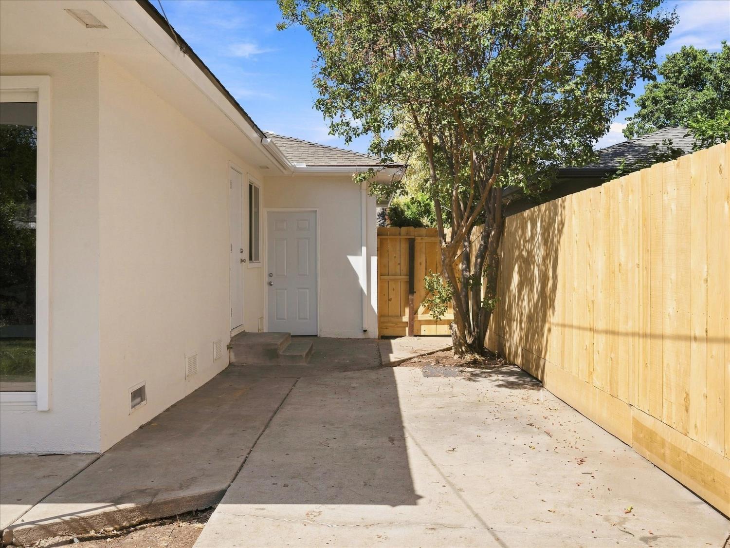 4668 N Bond Ave, Fresno, CA 93726