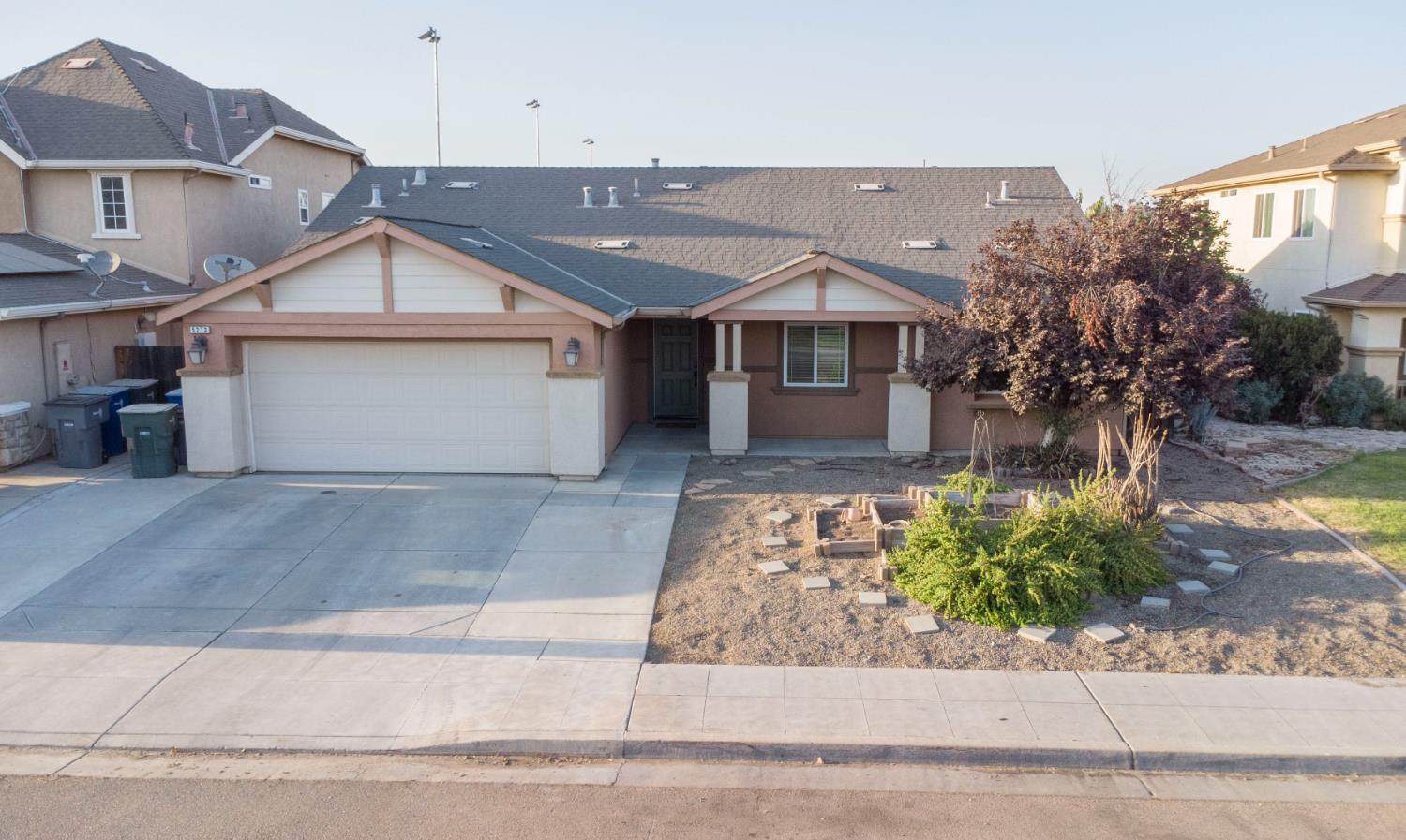 5273 E Geary St, Fresno, CA 93727