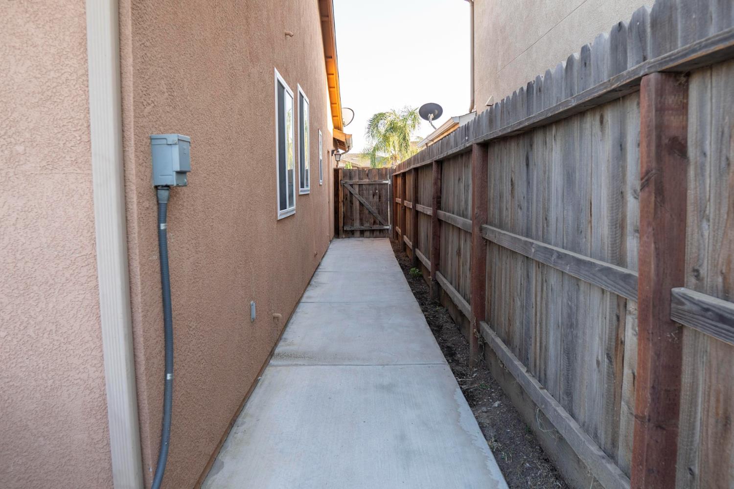 5273 E Geary St, Fresno, CA 93727