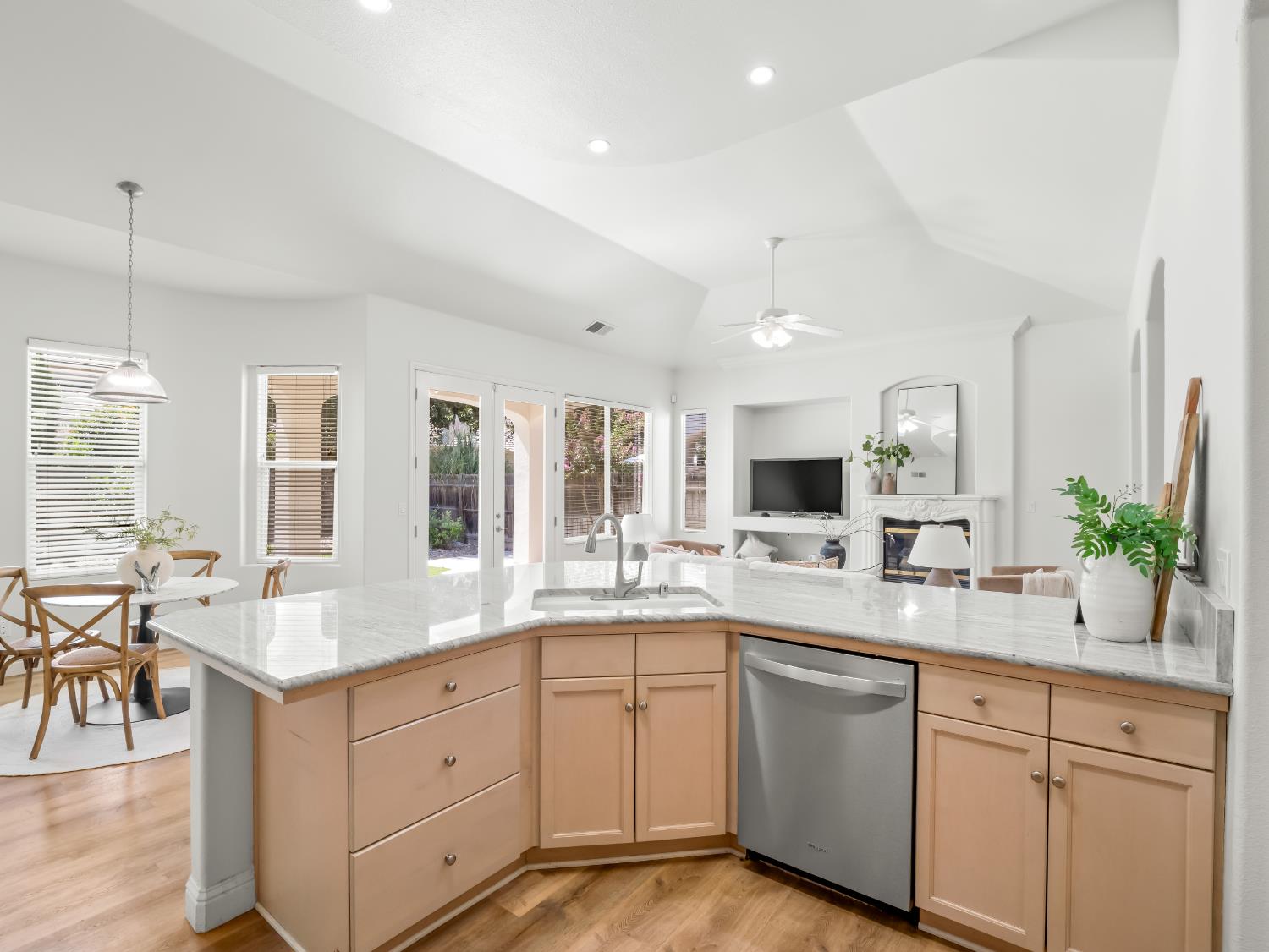 78 W Lester Ave, Clovis, CA 93619