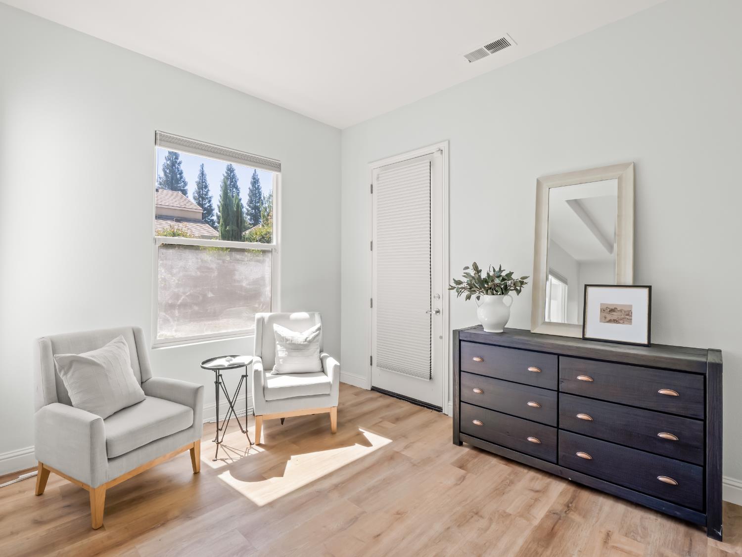 78 W Lester Ave, Clovis, CA 93619
