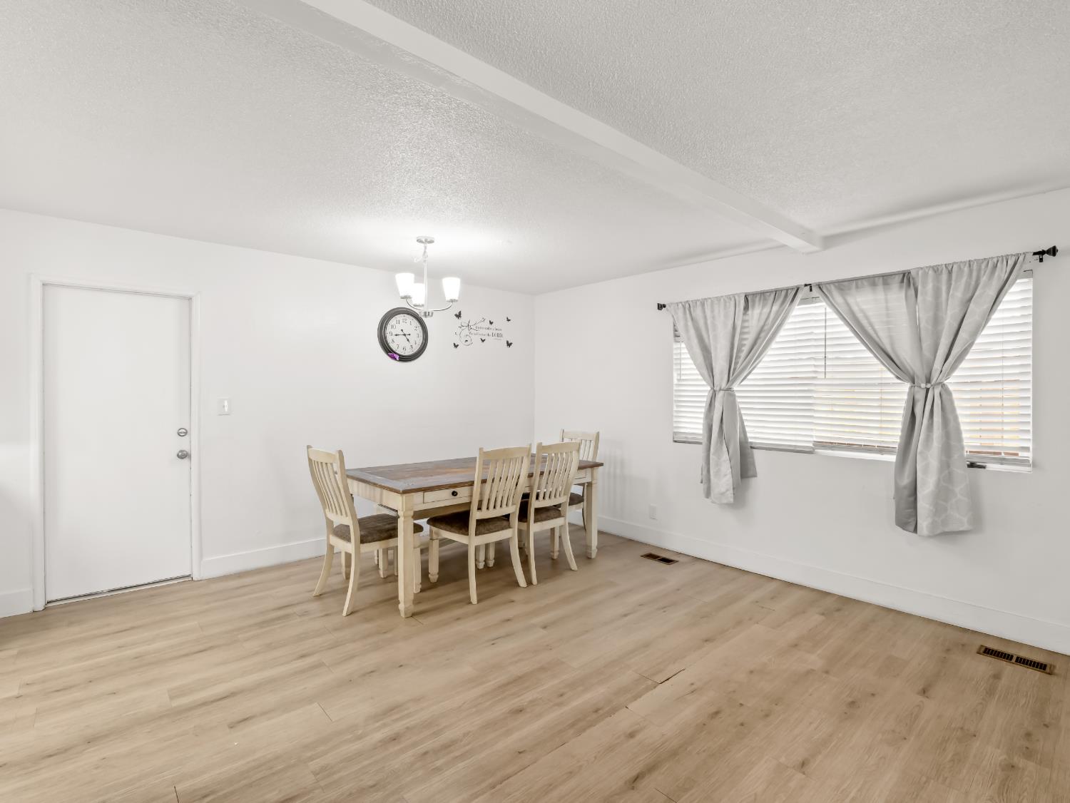 2984 E Norwich Ave, Fresno, CA 93726