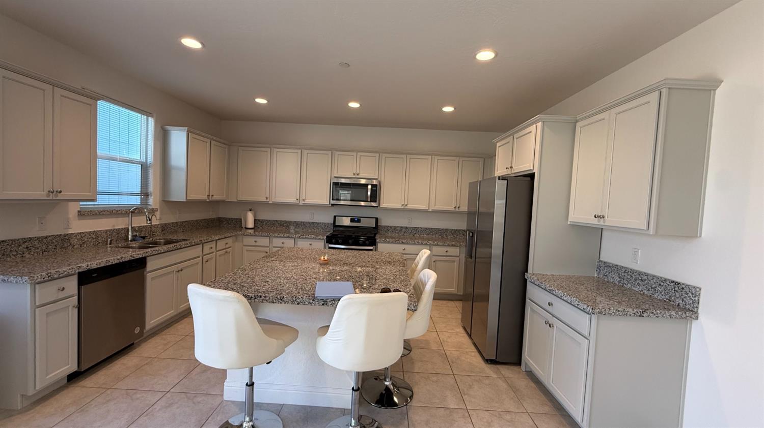 2044 Edwards St, Los Banos, CA 93635