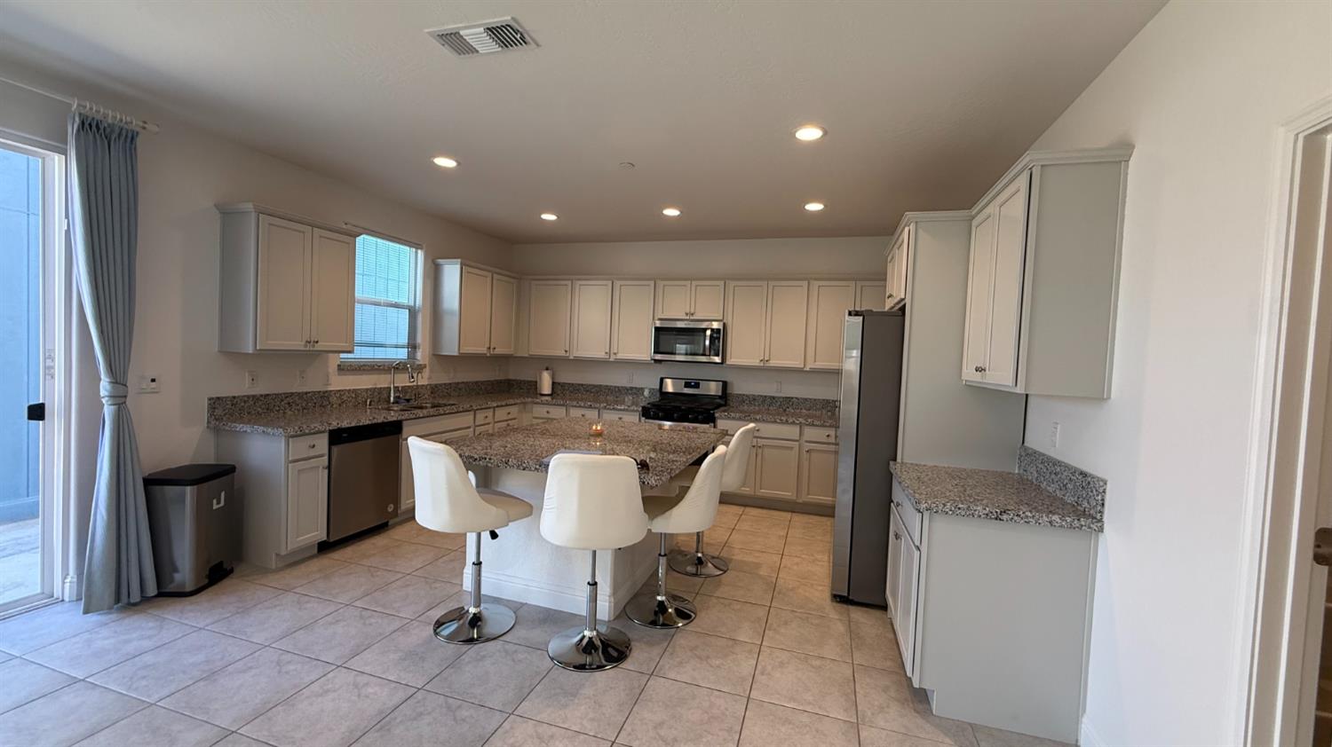 2044 Edwards St, Los Banos, CA 93635