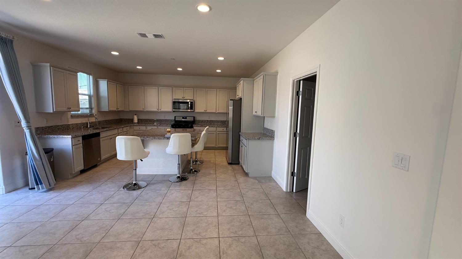 2044 Edwards St, Los Banos, CA 93635