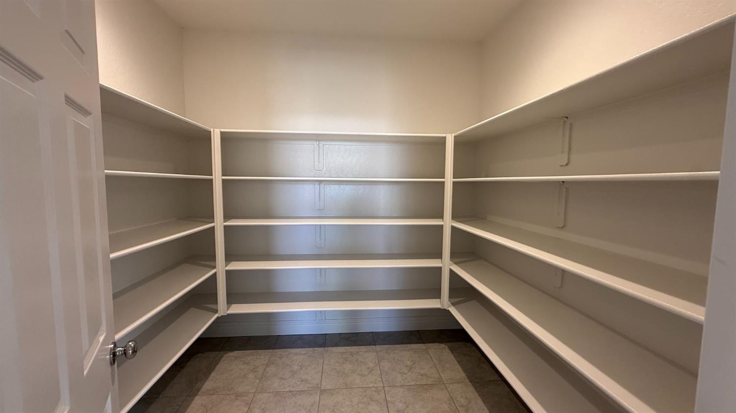 2044 Edwards St, Los Banos, CA 93635