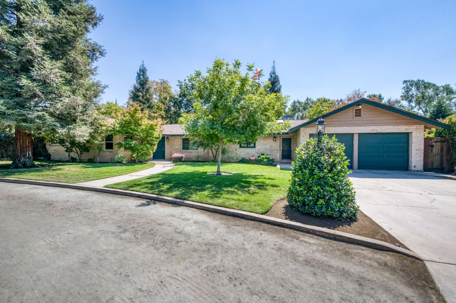 420 E Pontiac Way, Fresno, CA 93704