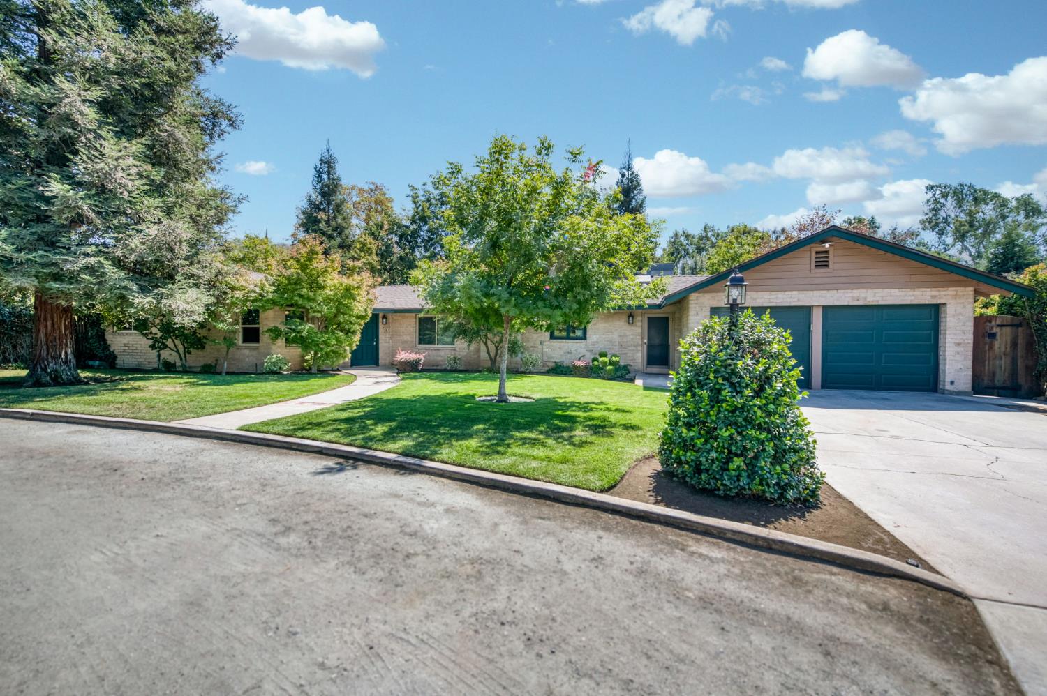 420 E Pontiac Way, Fresno, CA 93704
