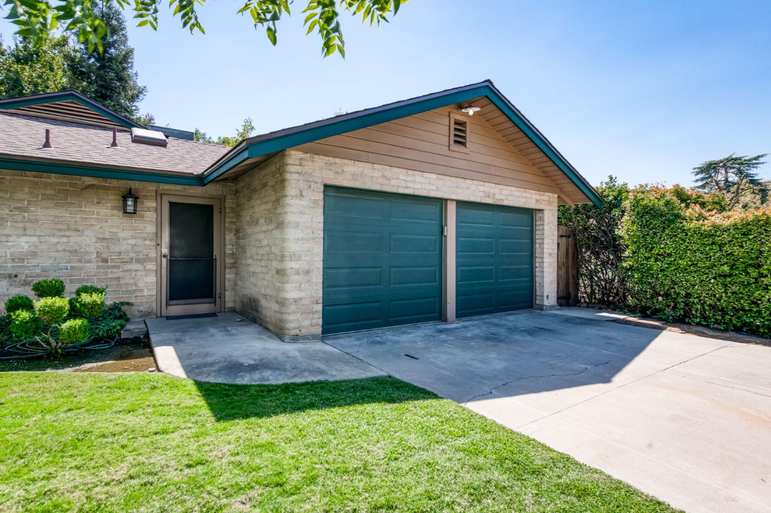 420 E Pontiac Way, Fresno, CA 93704