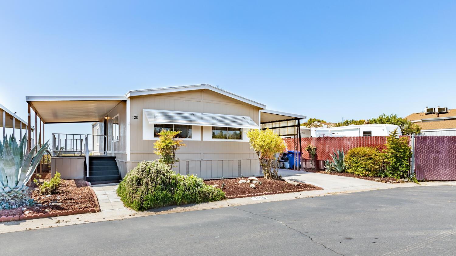 1001 Sylmar Ave #128, Clovis, CA 93612