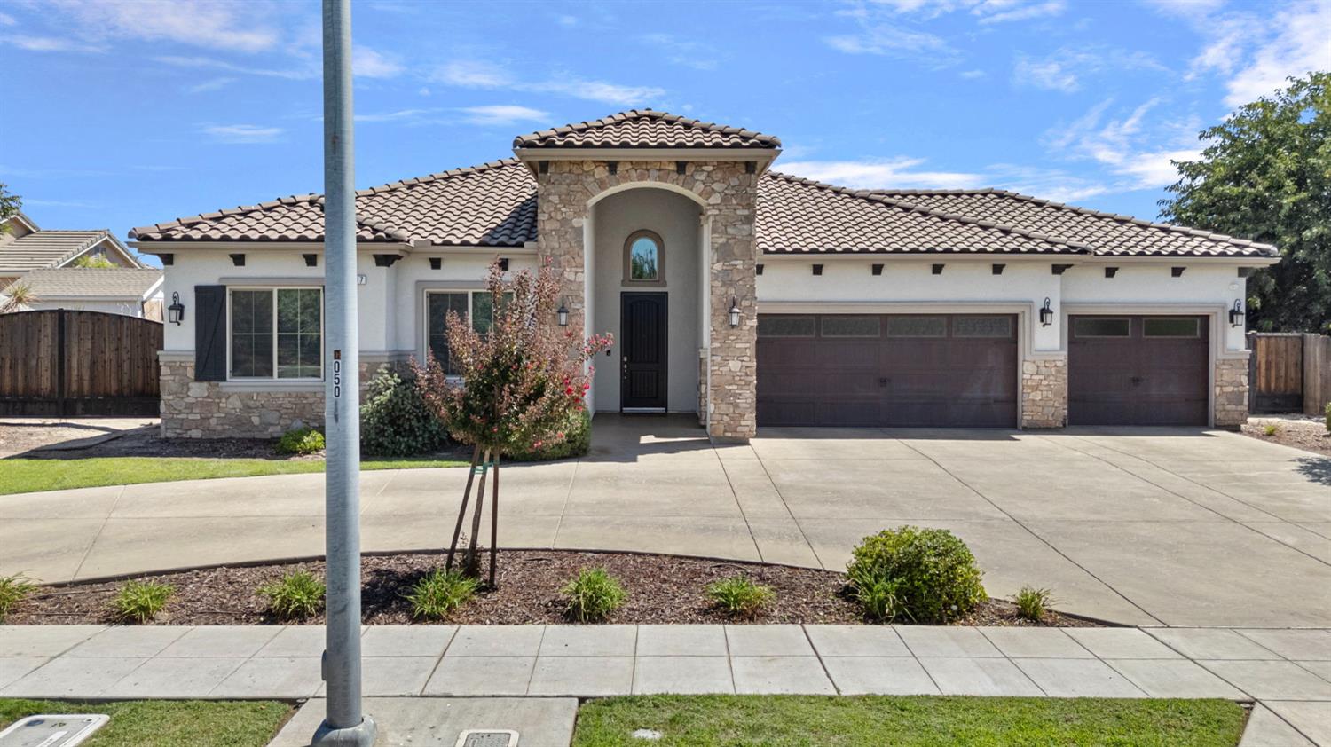 287 S Westberry Blvd, Madera, CA 93637