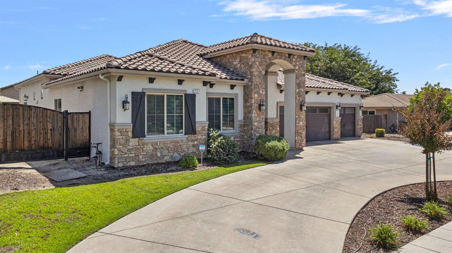 287 S Westberry Blvd, Madera, CA 93637