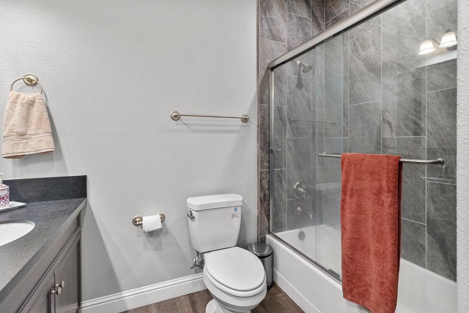 287 S Westberry Blvd, Madera, CA 93637