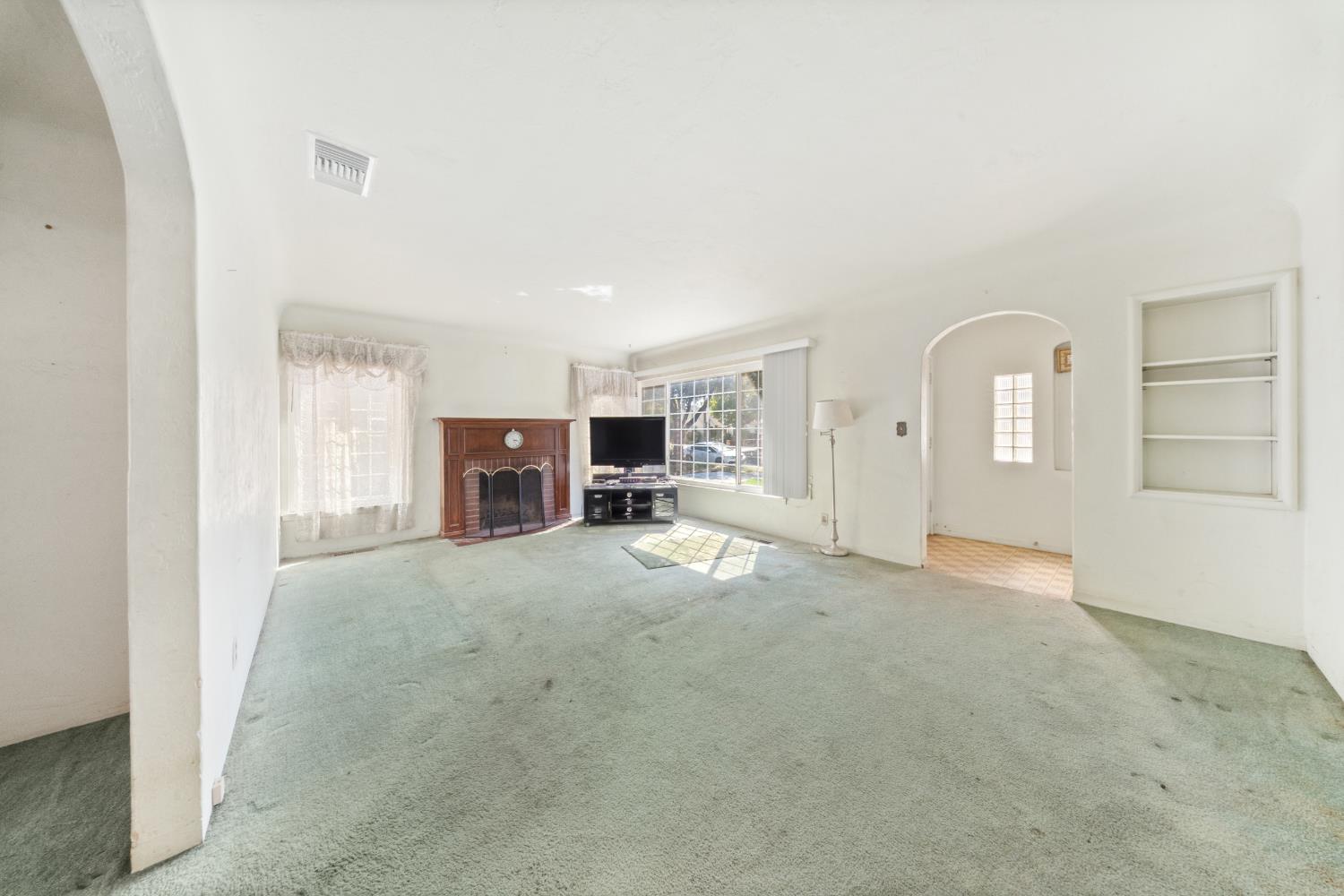 1474 N Thorne Ave, Fresno, CA 93728