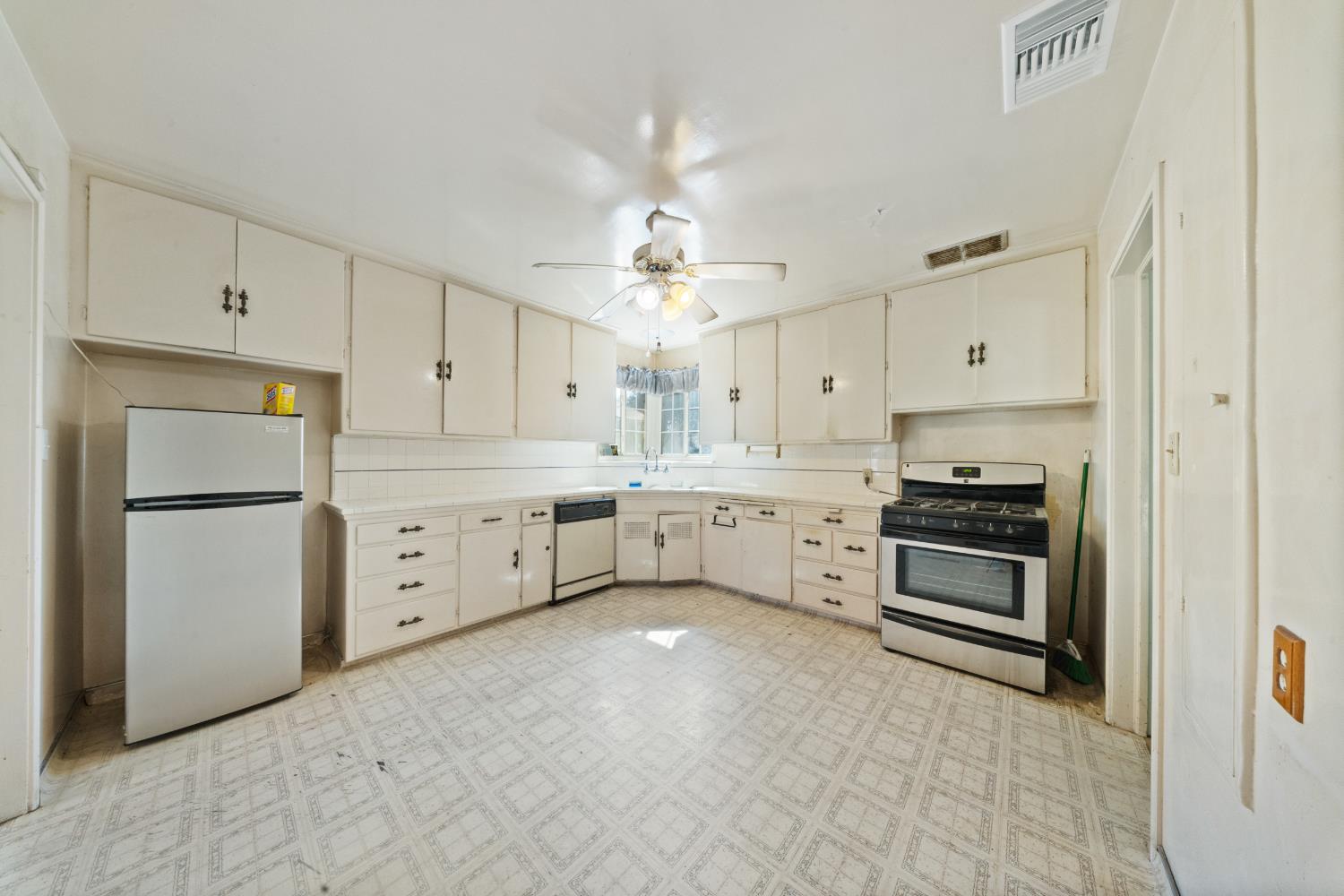 1474 N Thorne Ave, Fresno, CA 93728