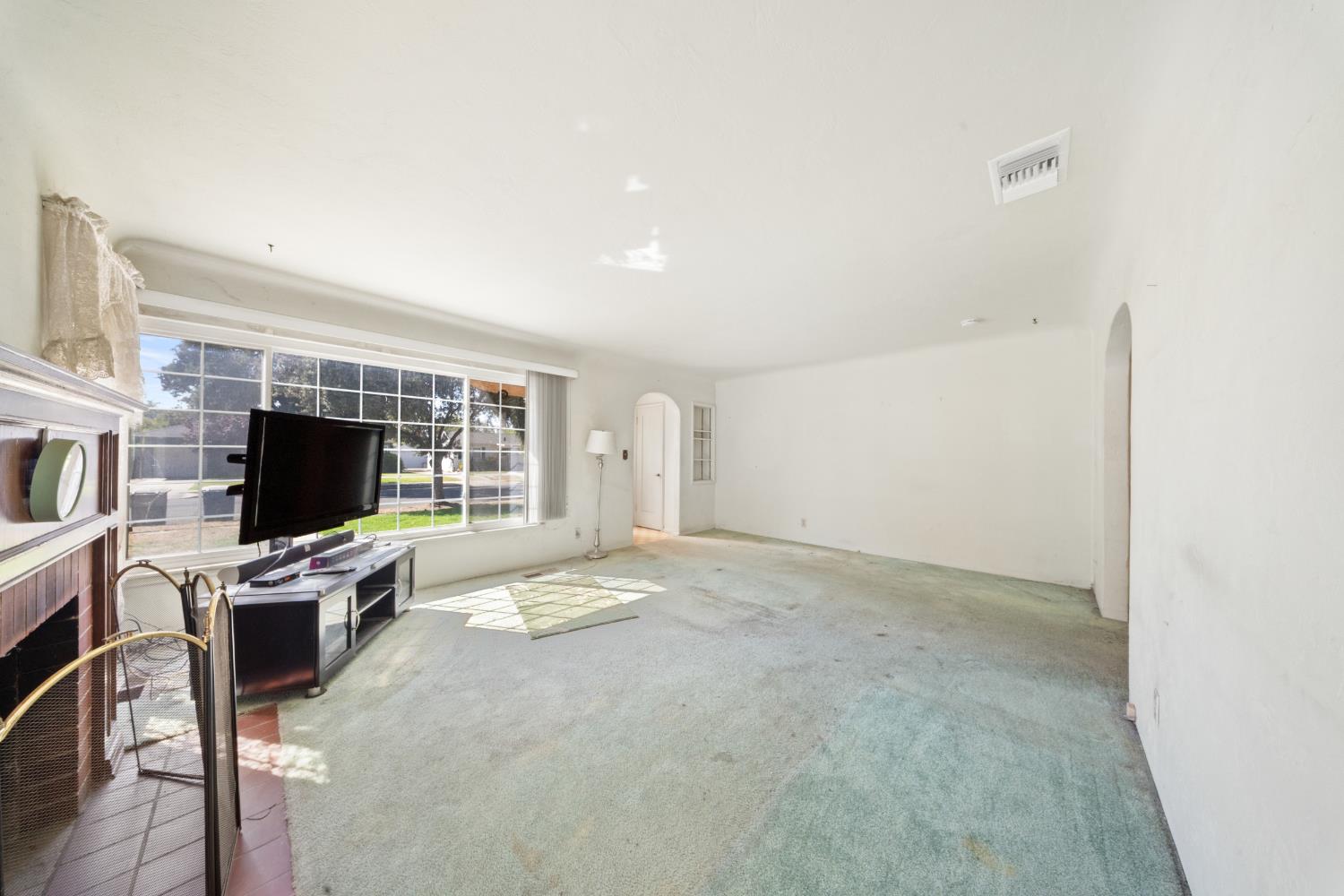 1474 N Thorne Ave, Fresno, CA 93728
