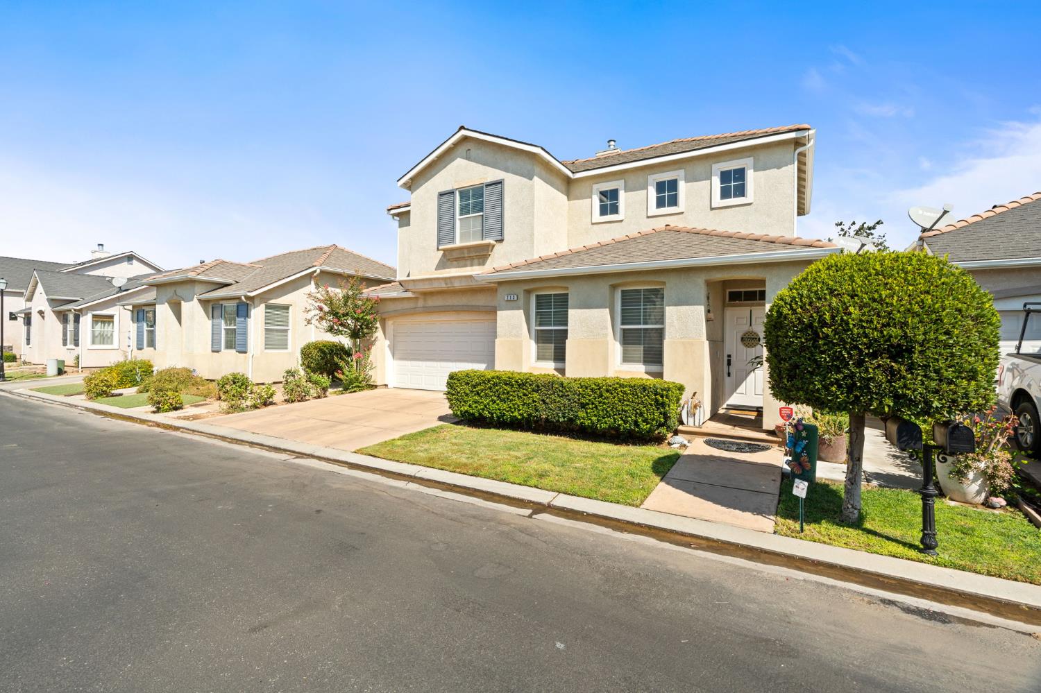 713 W Bordeaux Ln, Clovis, CA 93619