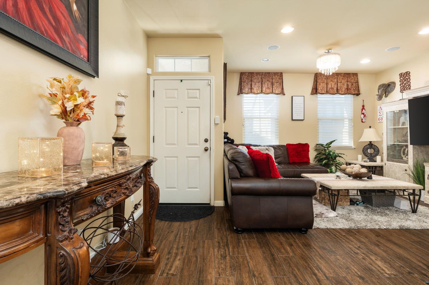713 W Bordeaux Ln, Clovis, CA 93619