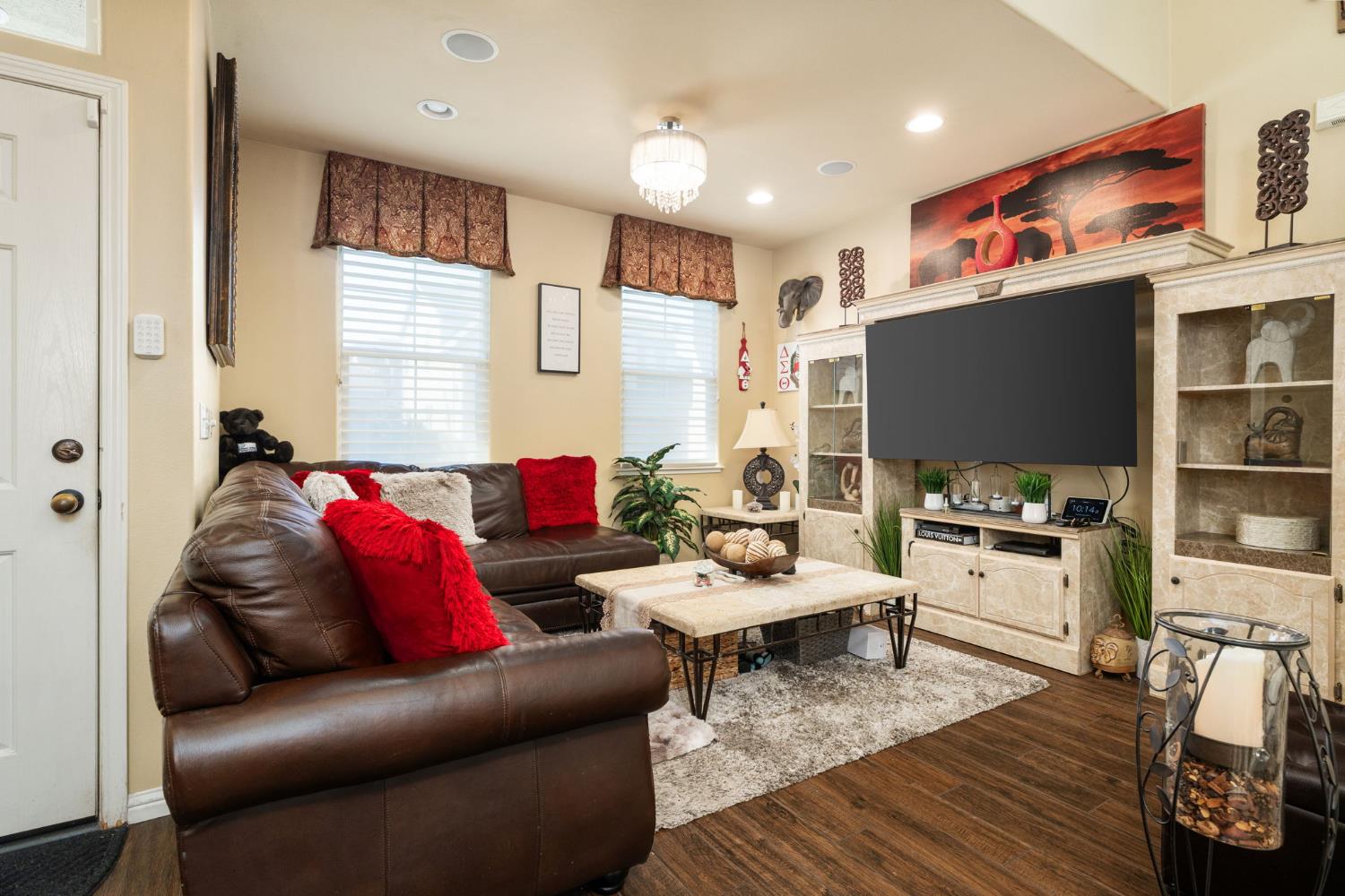 713 W Bordeaux Ln, Clovis, CA 93619