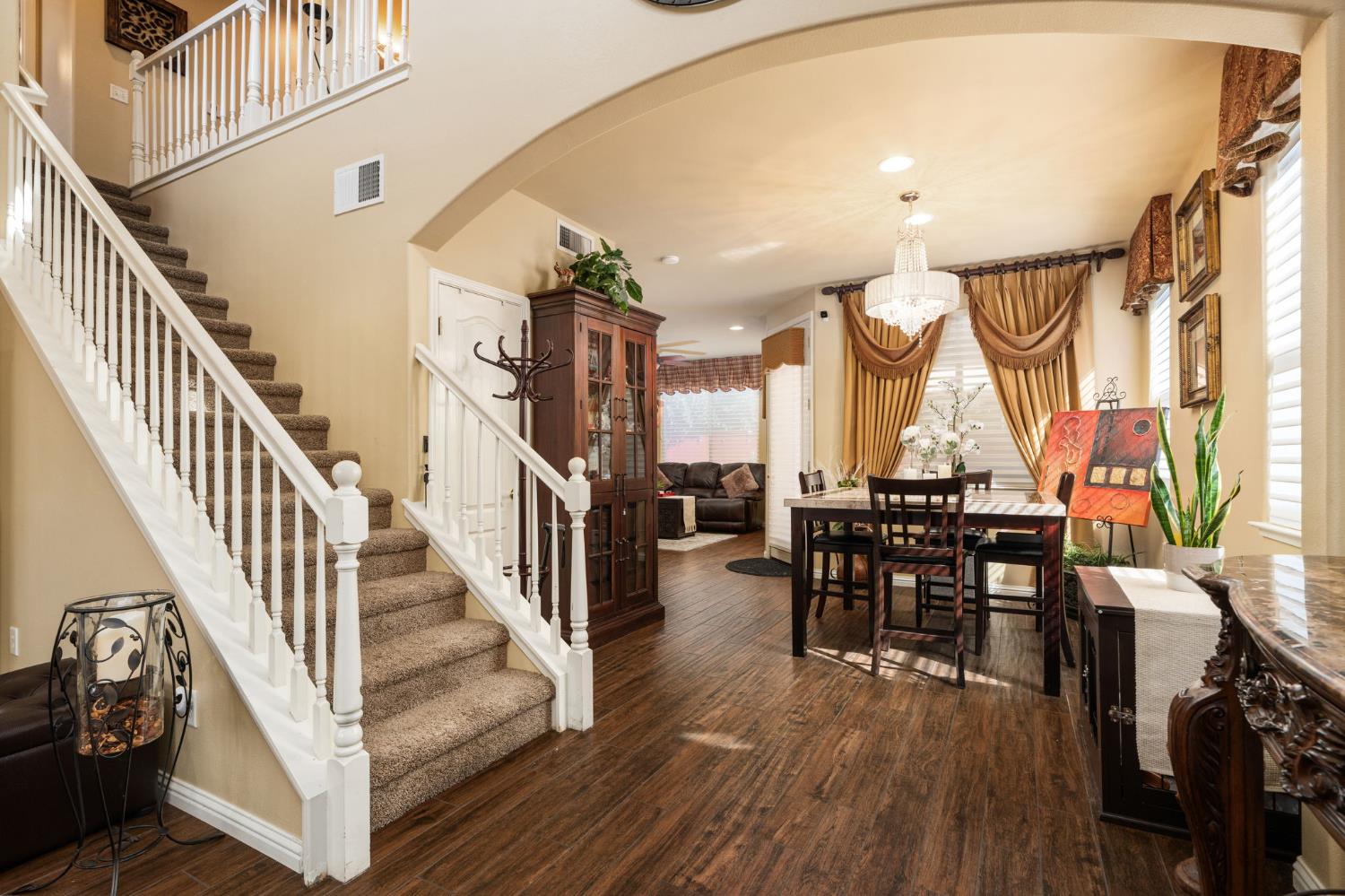713 W Bordeaux Ln, Clovis, CA 93619