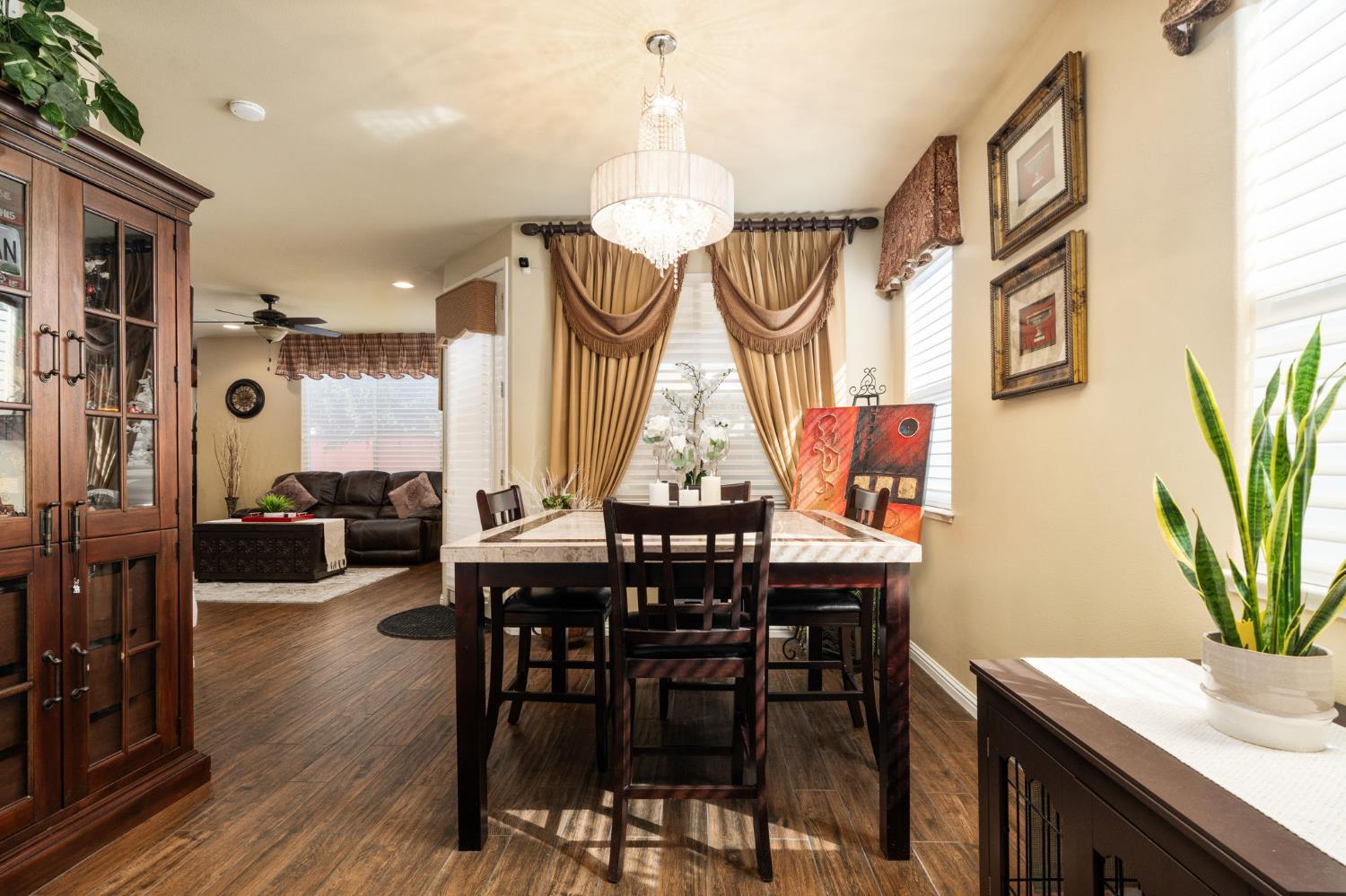 713 W Bordeaux Ln, Clovis, CA 93619