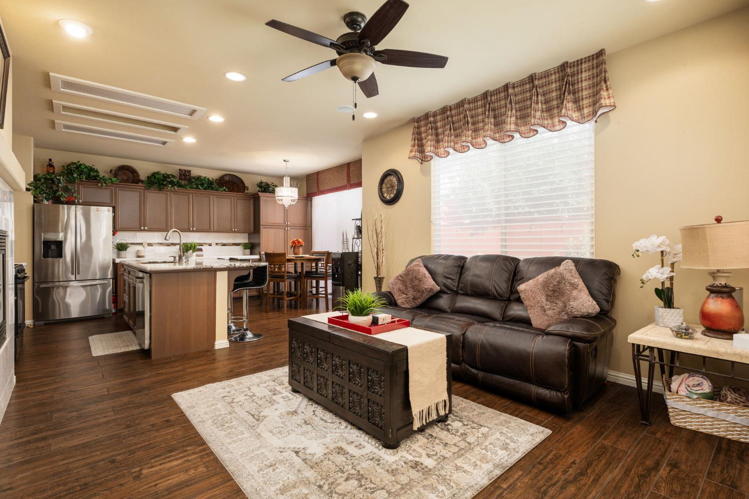 713 W Bordeaux Ln, Clovis, CA 93619