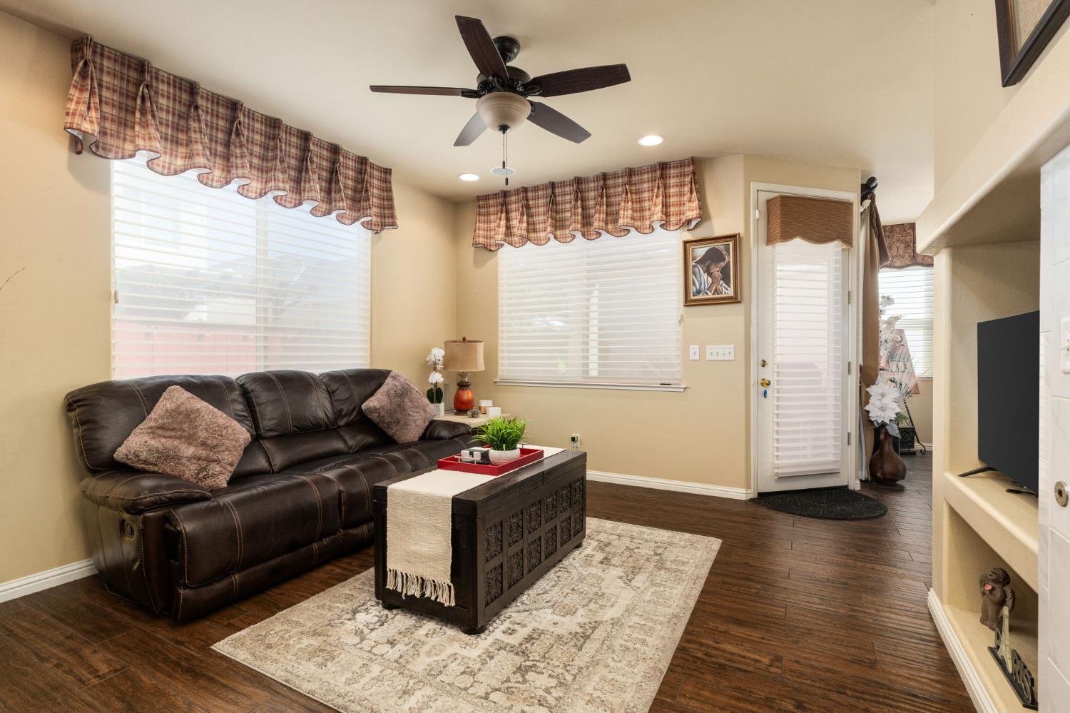 713 W Bordeaux Ln, Clovis, CA 93619