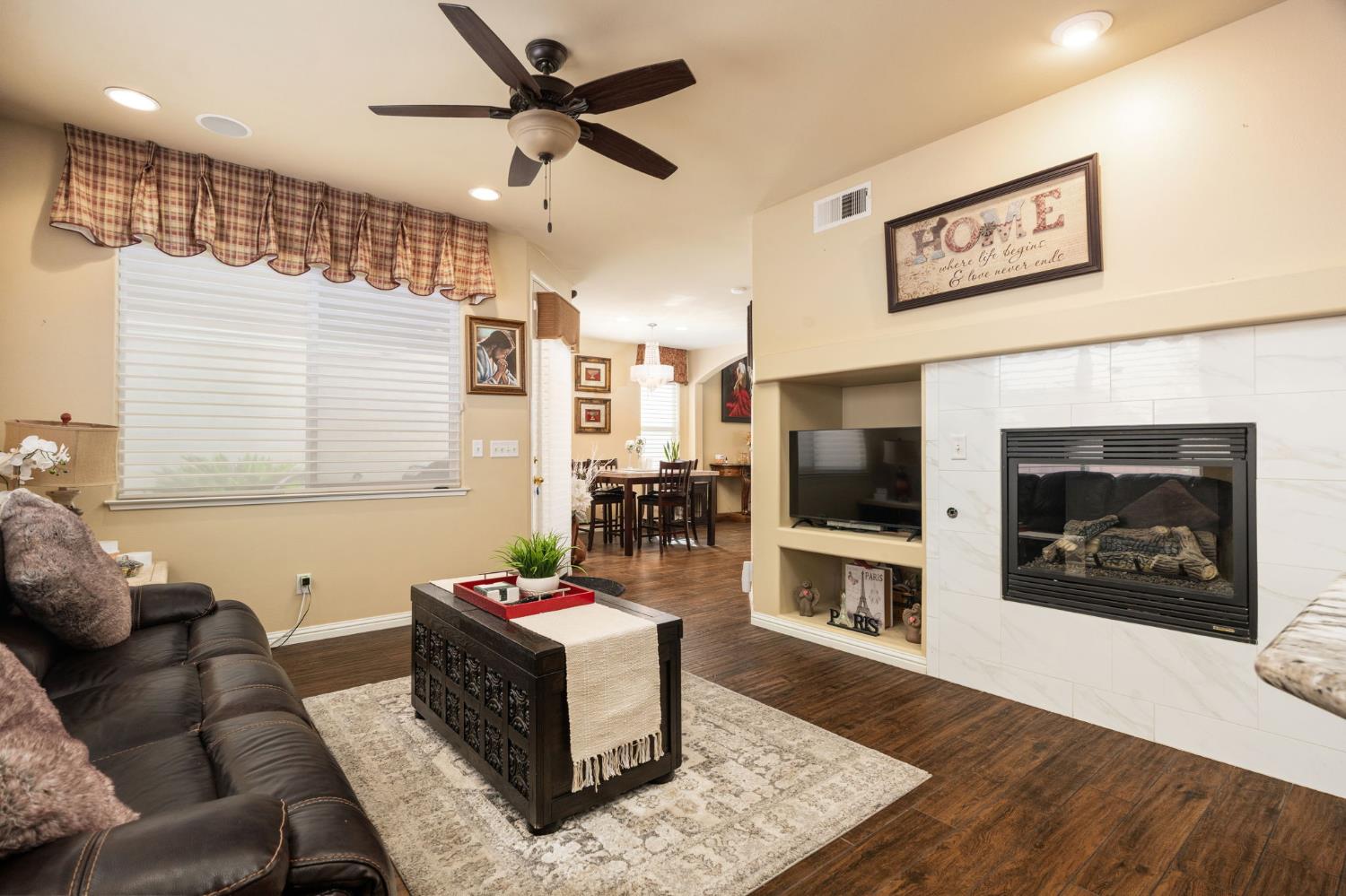 713 W Bordeaux Ln, Clovis, CA 93619