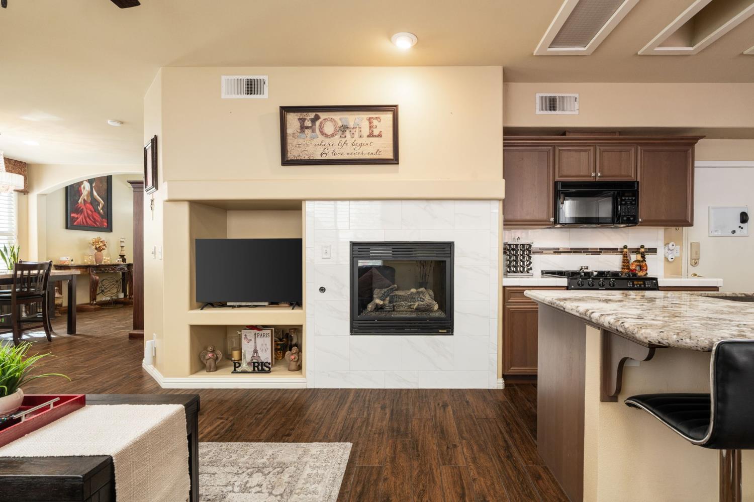 713 W Bordeaux Ln, Clovis, CA 93619