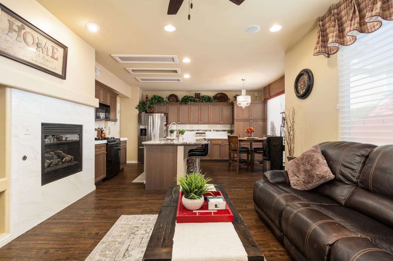 713 W Bordeaux Ln, Clovis, CA 93619