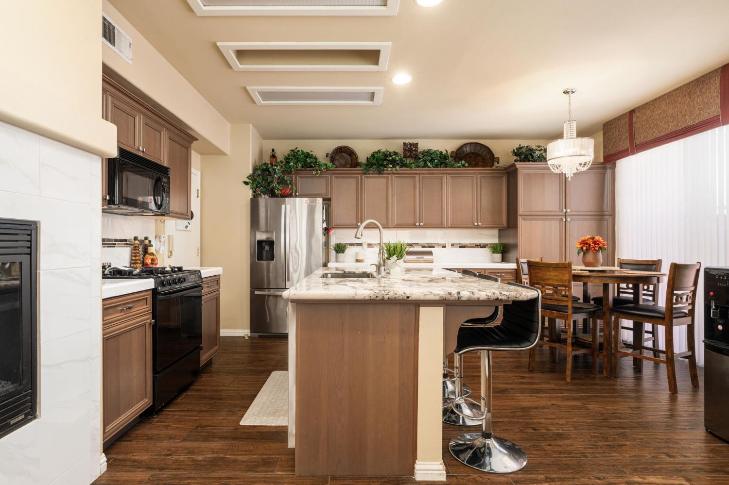 713 W Bordeaux Ln, Clovis, CA 93619